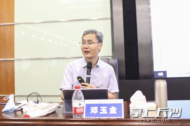 此次培训邀请资深HRD、实战培训师邓玉金主讲。柯鸣 摄