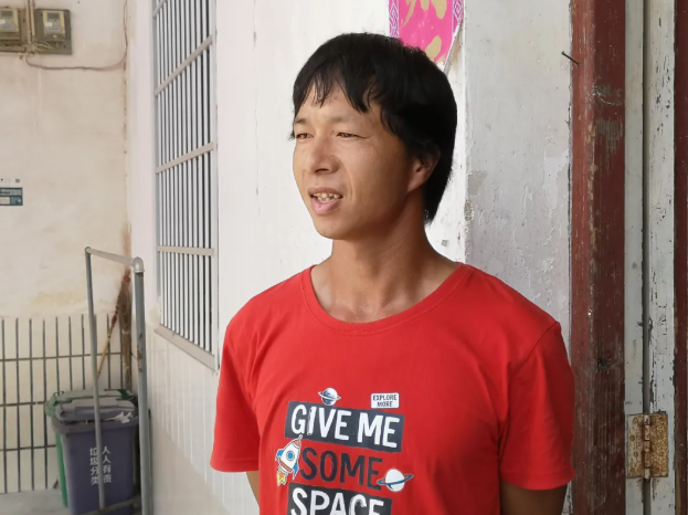 ▲“在我们一筹莫展的时刻，彭义书记给我们送来了生活的希望。”刘光华介绍，在该村驻村第一书记彭义的助力下，一家四口被纳入低保兜底范畴，每个月有1200元的低保补助。