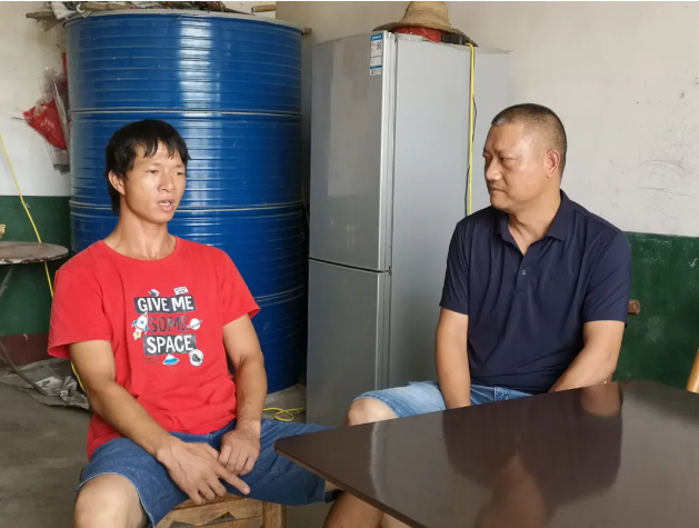 ▲刘光华与彭义沟通交流。