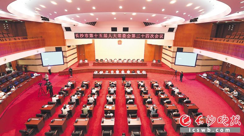 8月28日上午，在长沙市第十五届人民代表大会常务委员会第三十四次会议第三次全体会议上，长沙市人民政府副市长朱东铁及市政府相关职能部门负责人，就长沙贯彻实施《中华人民共和国食品安全法》及其条例情况，接受专题询问。长沙晚报全媒体记者 黄启晴 摄