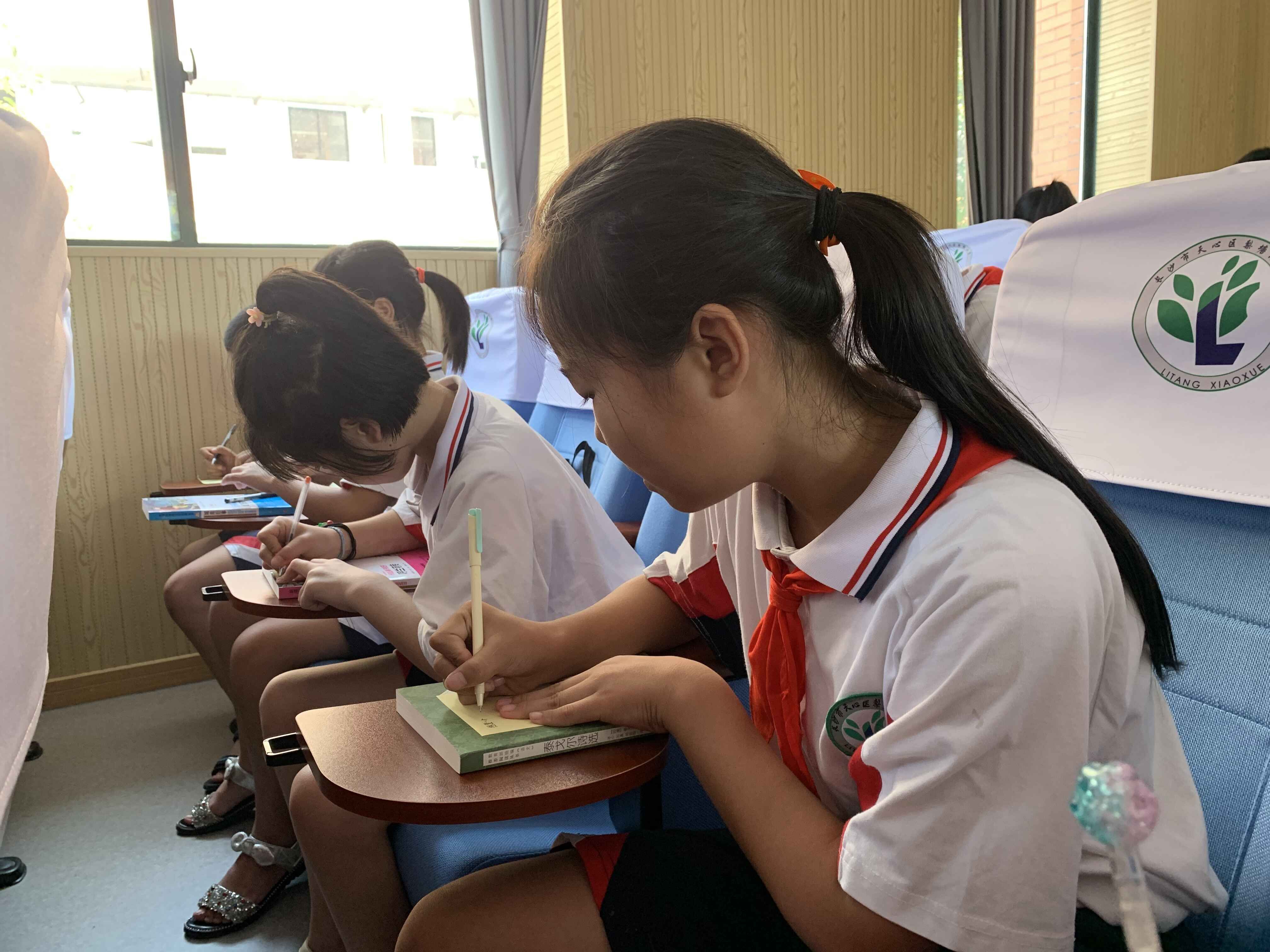 孩子们认真写下自己的微心愿。