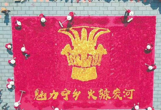 拼图长15米、宽10米，辣椒全部产自宁乡市黄材镇300亩辣椒基地。长沙晚报全媒体记者 王志伟 通讯员 刘静 摄影报道