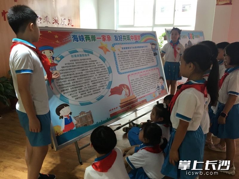 “小小思政员”在展板前讲解。