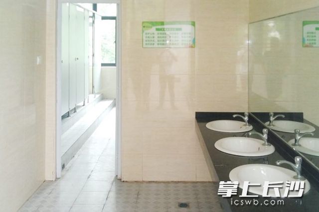 8月31日，长沙高新区明华小学“厕所革命”完成通过验收。通讯员 边润鹏