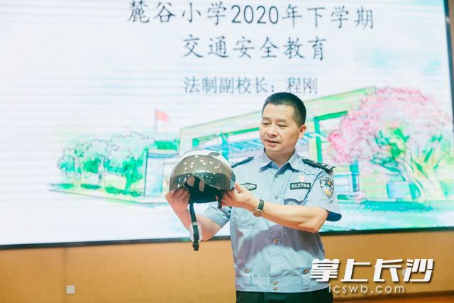 8月31日，高新区交警大队将安全知识送进麓谷小学课堂。通讯员 程刚