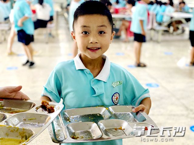 食堂里，同学们个个争当“光盘侠” 。通讯员 供图
