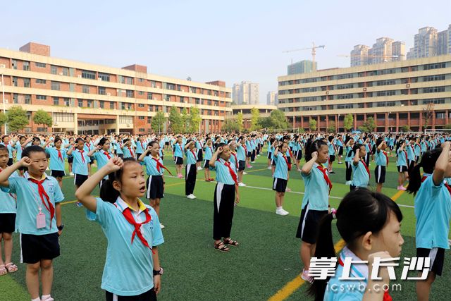 明德麓谷学校的学子们举起右手，庄严宣誓：“做新时代好少年！”通讯员 供图