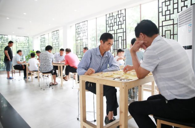 ▲市民在城市驿站内休息娱乐。