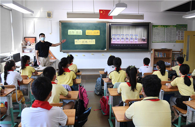 9月1日，在北京第二实验小学新文化街校区，六年级学生在教室观看开学典礼。新华社记者 任超 摄