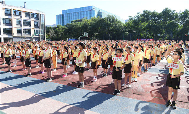 9月1日，在北京第二实验小学新文化街校区，五年级和六年级学生参加升旗仪式。新华社记者 任超 摄