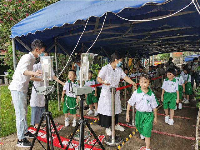 8月31日，广州市荔湾区坑口小学一年级学生排队测温。新华社记者 郑天虹 摄
