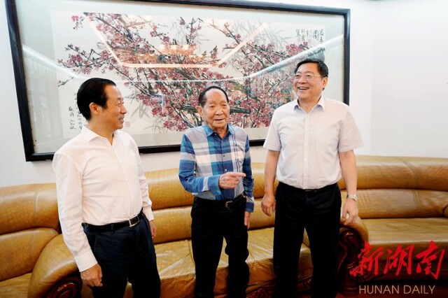 9月4日下午，省委书记杜家毫，省委副书记、省长许达哲来到湖南杂交水稻研究中心，看望袁隆平院士。湖南日报记者 罗新国 摄