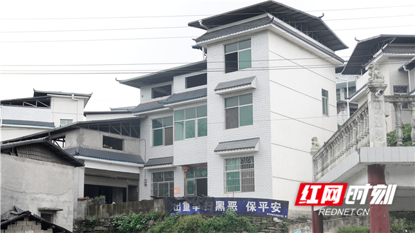 如今，菖蒲塘村发生了翻天覆地的变化，楼房林立，果园遍地。