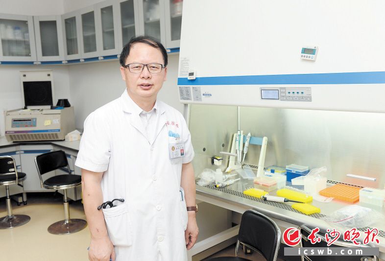 吴安华荣获首届“湖南省教书育人楷模”特别奖。 长沙晚报全媒体记者 石祯专 摄 吴安华荣获首届“湖南省教书育人楷模”特别奖。 长沙晚报全媒体记者 石祯专 摄