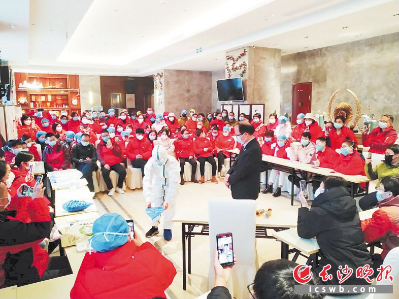 吴安华对医疗队员进行感控培训。资料图片 吴安华对医疗队员进行感控培训。资料图片