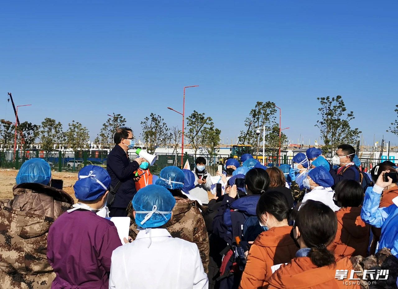 吴安华在雷神山对感控人员进行培训。(资料图片) 吴安华在雷神山对感控人员进行培训。(资料图片)
