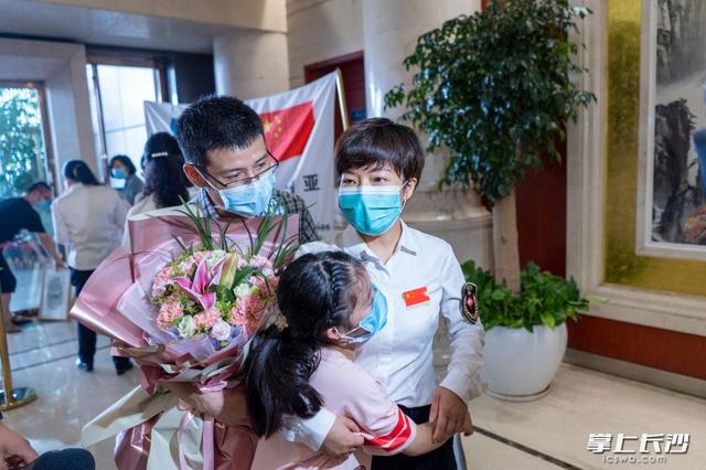 从非洲援助归来，徐芙蓉和家人在一起