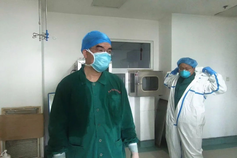 结束查房后，罗志红衣服湿透了