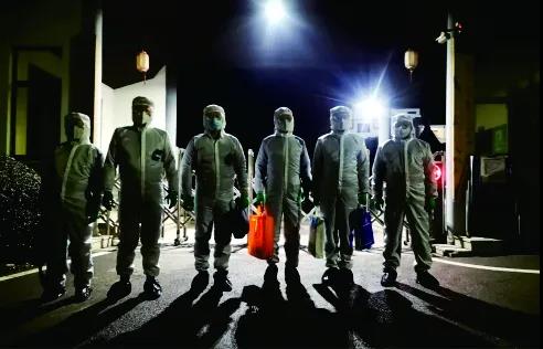 安志带队到确诊病人住所调查取证。图片来自长沙警事