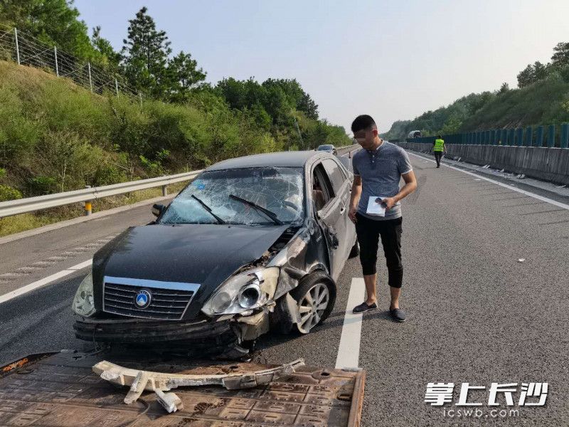事故中，程某驾驶的车辆损毁严重。长沙高速警察供图