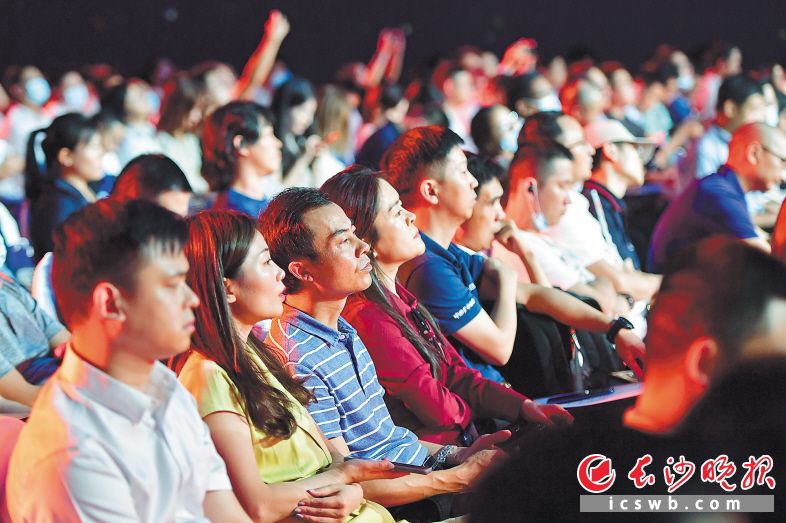 峰会现场，与会者认真聆听嘉宾演讲。长沙晚报全媒体记者 王志伟 黄启晴 摄影报道