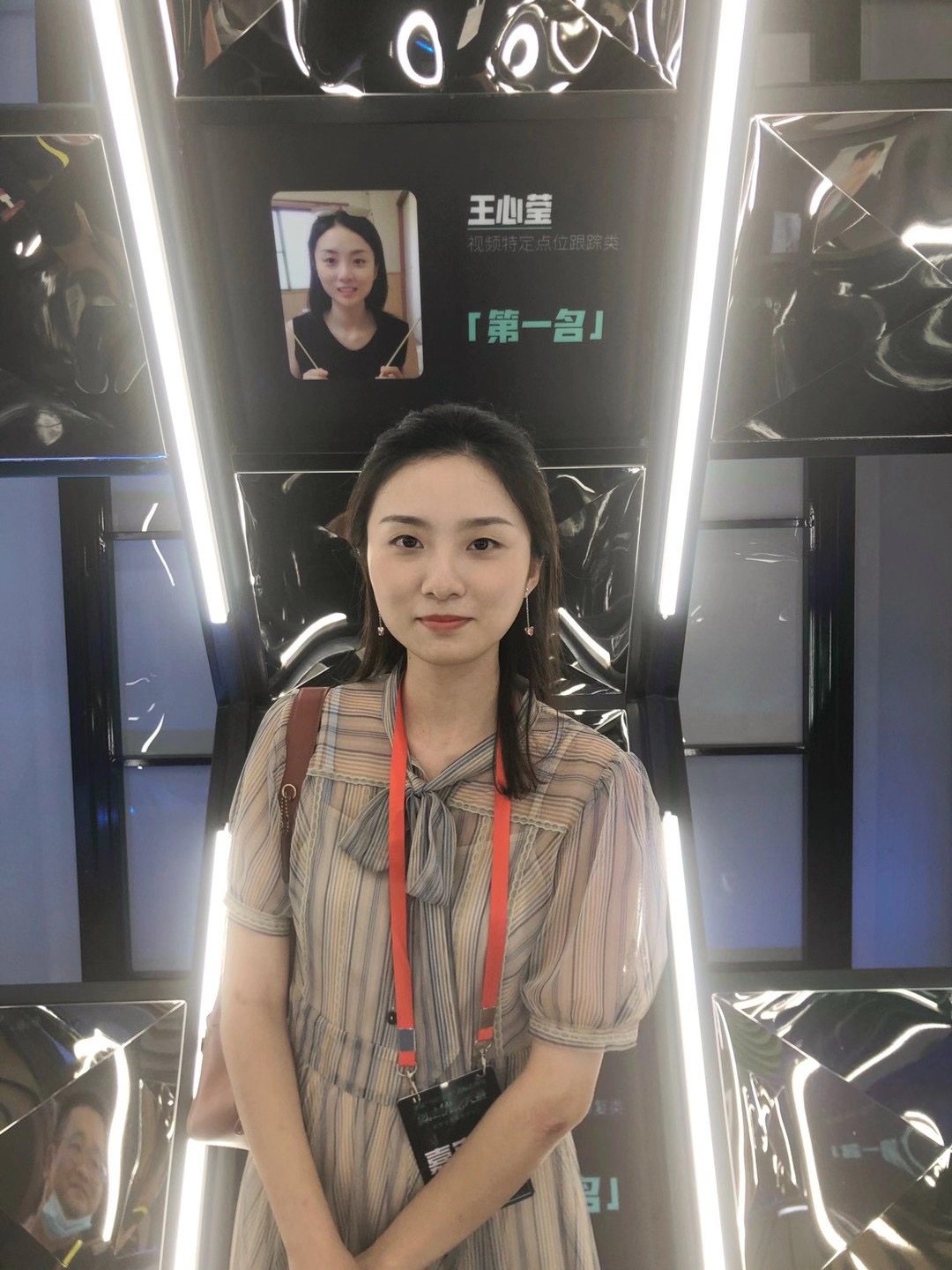王心莹通过知识迁移，将医疗领域的技术运用于音视频领域，以绝对优势取得了大赛冠军。岳麓峰会上她作为优秀人才被签约，来到长沙工作。 活动主办方供图