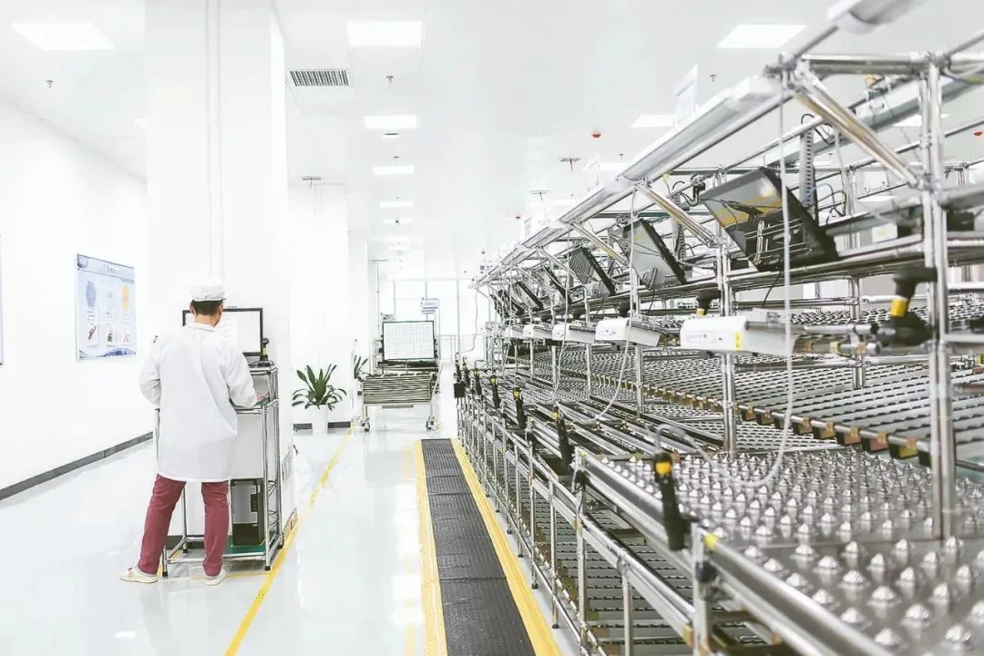 ▲8月17日，在湘江鲲鹏生产线，工作人员正在进行设备调试。柯鸣摄