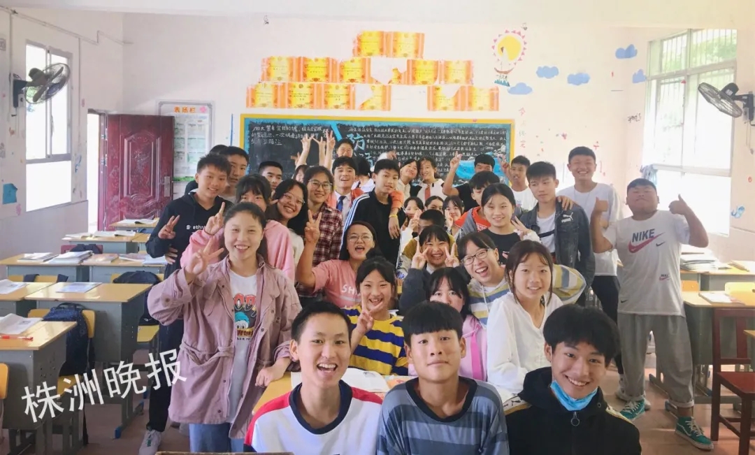 傅琼和与同学们合影（受访者 供图）