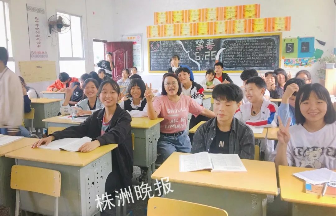 傅琼和与同学们合影（受访者 供图）
