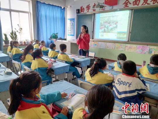 ↑资料图：一名老师正在上课。王亚海摄