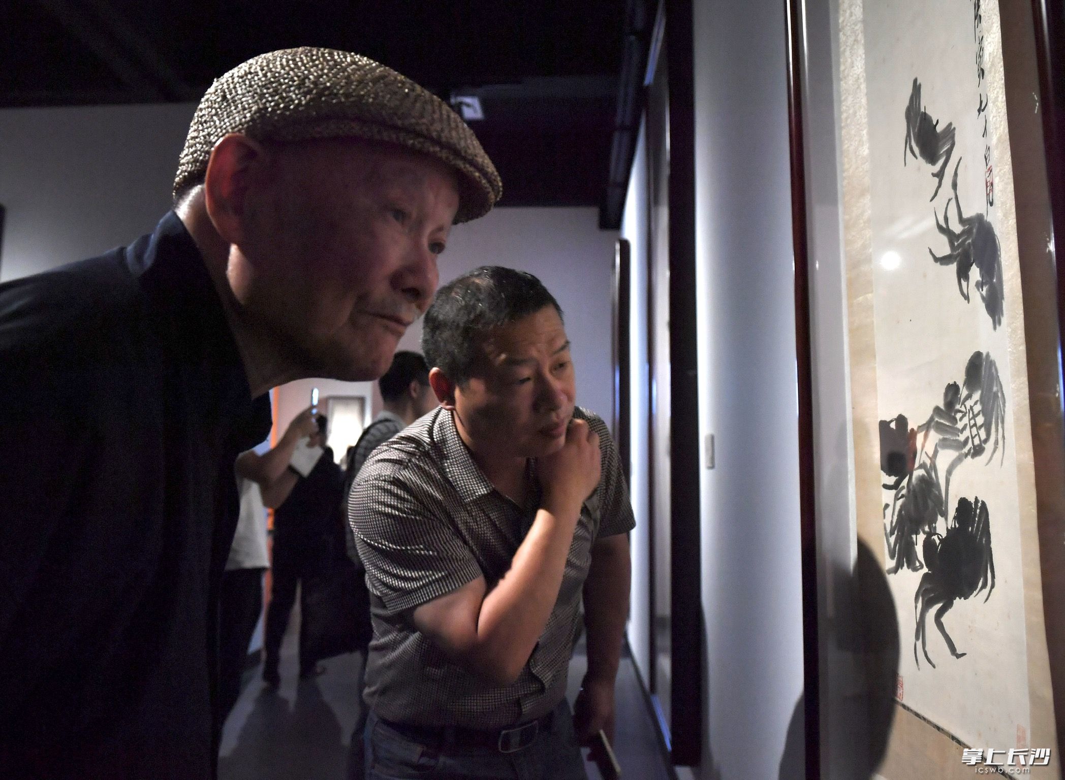 美术爱好者们正在观看展览。长沙晚报全媒体记者 邹麟 摄
