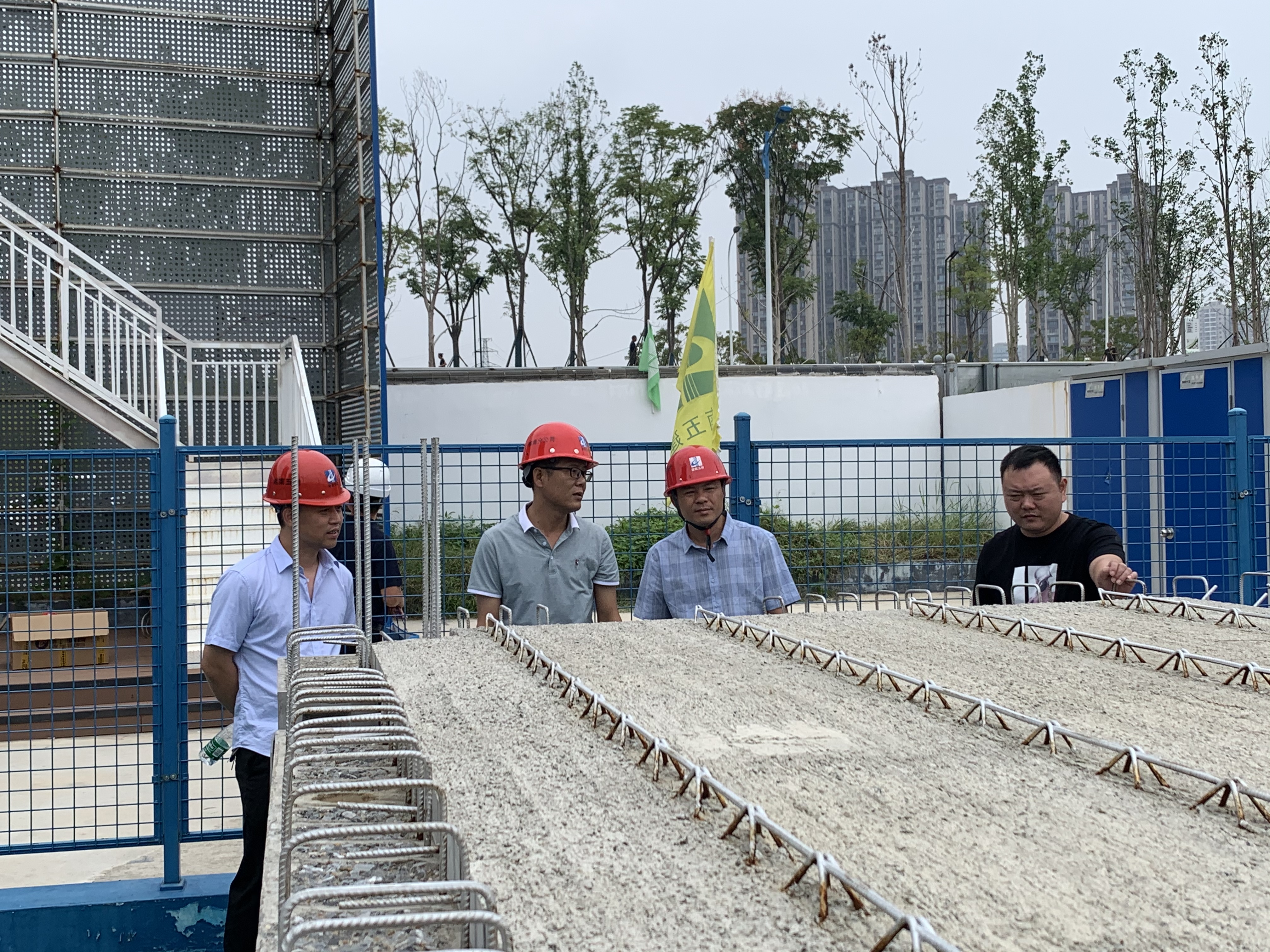 来自全省的建筑行业从业者正在湖南创意设计总部大厦项目观摩。