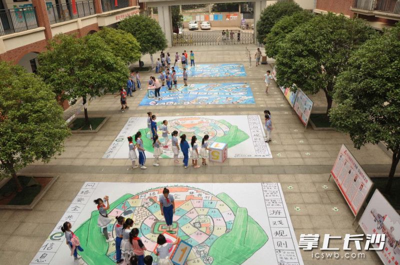 学生正在校园玩“网络安全大闯关”游戏。