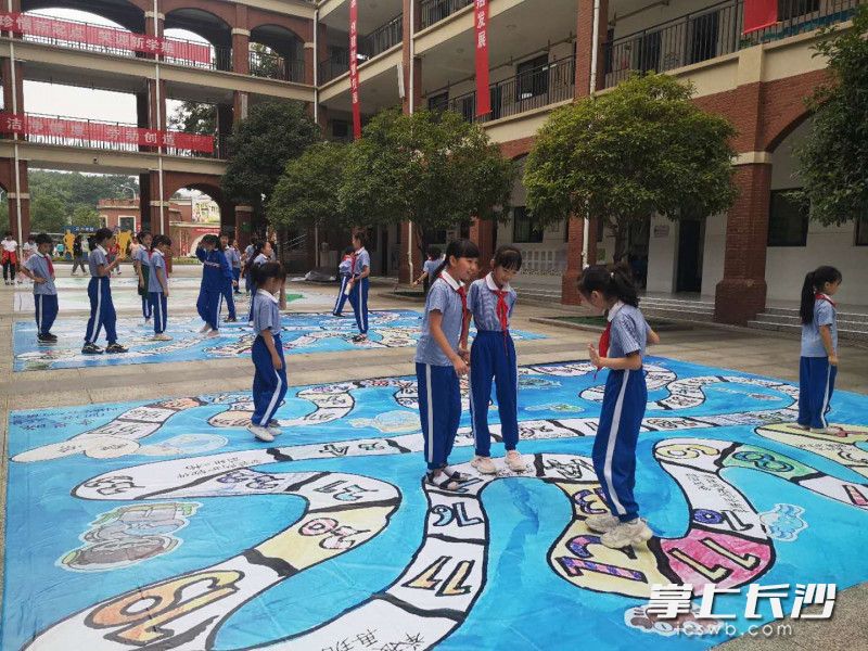 同学们在玩中学习网络安全知识。