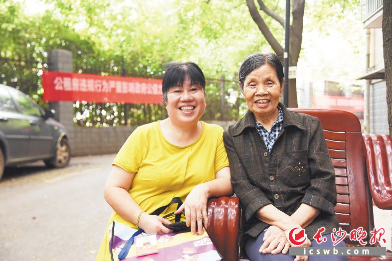 在五年多的时间里，社区志愿者常敏（左）像女儿一样，照料住在同一栋的独居老人李淑纯。长沙晚报全媒体记者 刘琦 摄