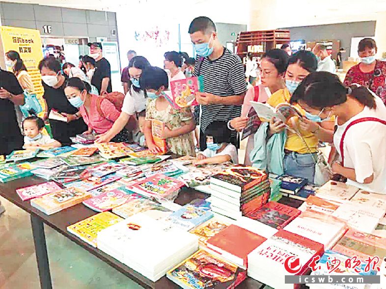市民在挑选书店带来的畅销新书，男女老少都能找到所爱。长沙图书馆供图