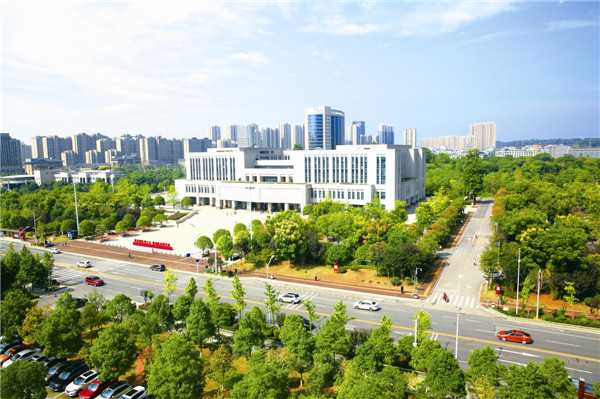 宁乡市构建了“一号申请、一窗受理、一网通办”的智慧政务服务新模式。图为宁乡市民之家。 刘静 摄
