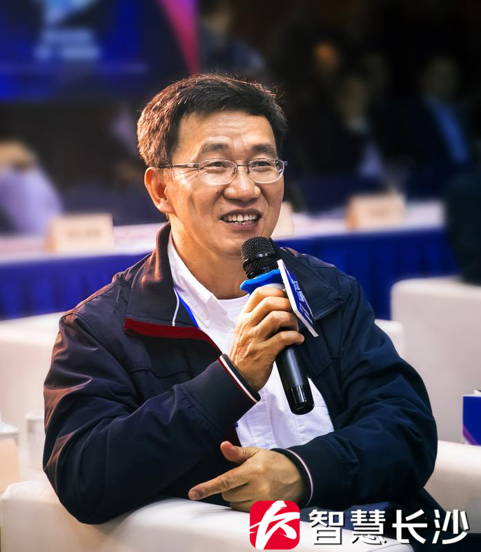 图为长沙智能驾驶研究院有限公司创始人、董事长李泽湘教授