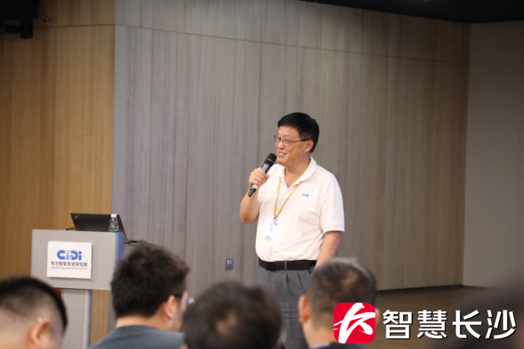 图为长沙智能驾驶研究院有限公司联合创始人、CEO马潍博士在授课