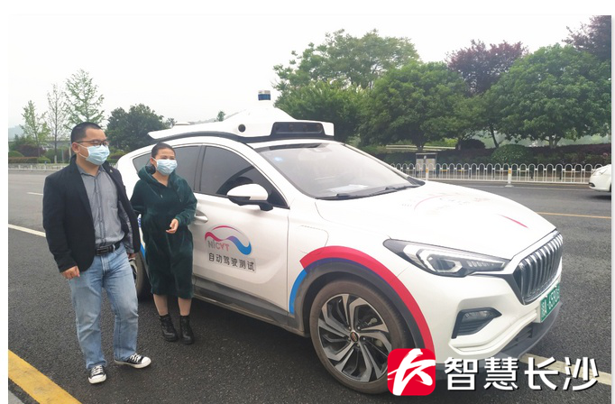 图为长沙市民乘坐百度智能驾驶出租车