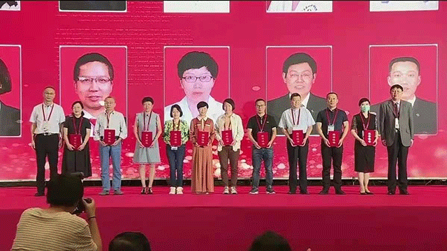 ▲今年9月，在南京召开的中国医师协会第十次全国新生儿科分会上，谢小飞（左五）荣获第一届“优秀基层新生儿科医师”奖。