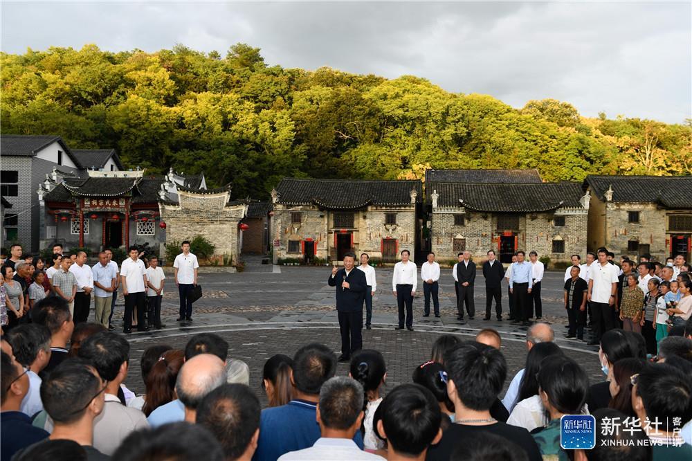9月16日至18日，中共中央总书记、国家主席、中央军委主席习近平在湖南考察。这是16日下午，习近平在郴州市汝城县文明瑶族乡沙洲瑶族村，同村民和游客们亲切交流。新华社记者 岳月伟 摄