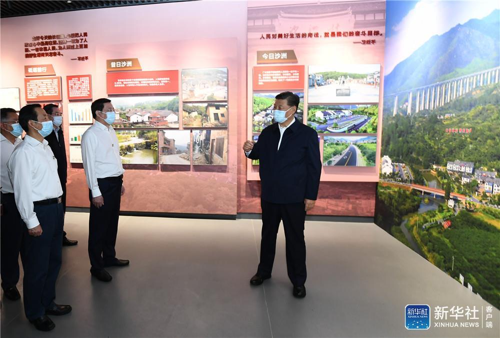 9月16日至18日，中共中央总书记、国家主席、中央军委主席习近平在湖南考察。这是16日下午，习近平在郴州市汝城县文明瑶族乡沙洲瑶族村“半条被子的温暖”专题陈列馆，了解当地加强基层党的建设、开展红色旅游和红色教育情况。新华社记者 谢环驰 摄