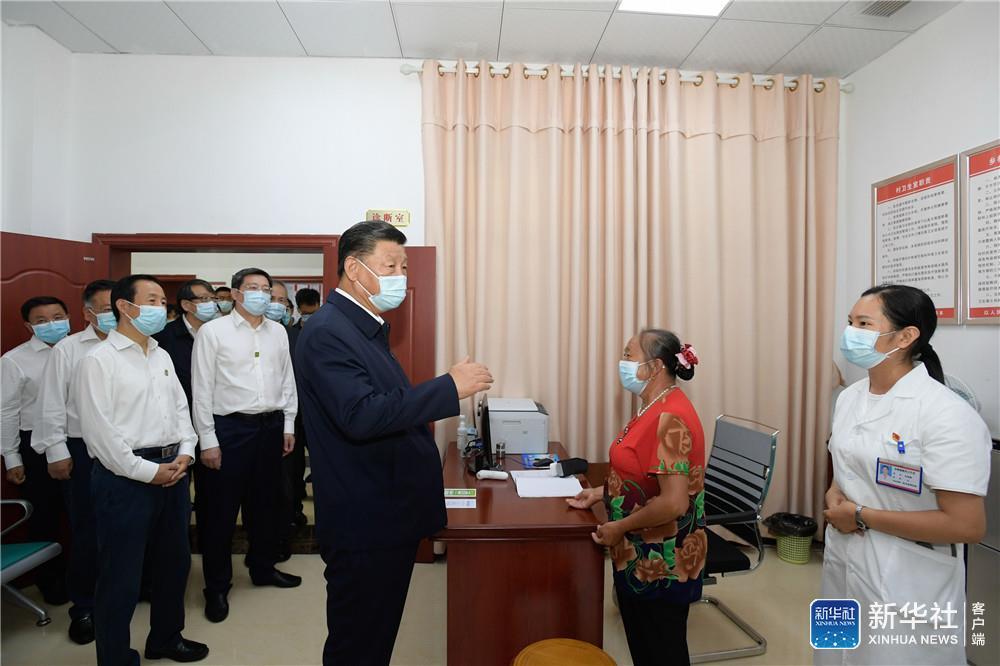 9月16日至18日，中共中央总书记、国家主席、中央军委主席习近平在湖南考察。这是16日下午，习近平在郴州市汝城县文明瑶族乡沙洲瑶族村卫生室，了解基本医疗保障情况。新华社记者 李学仁 摄