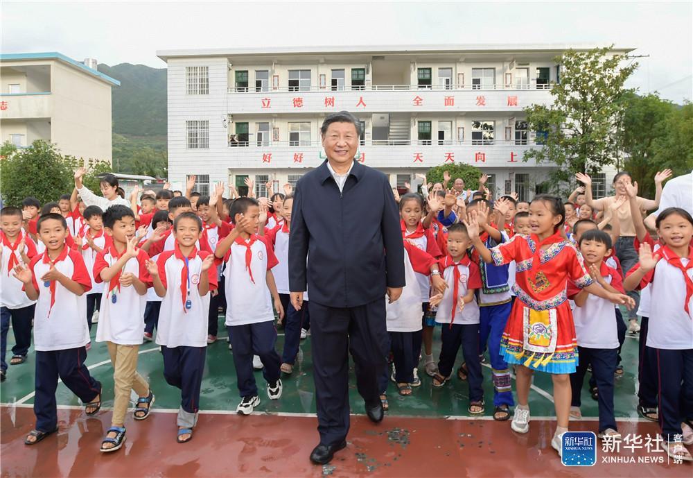 9月16日至18日，中共中央总书记、国家主席、中央军委主席习近平在湖南考察。这是16日下午，在郴州市汝城县文明瑶族乡第一片小学，师生们簇拥着习近平步出校园。新华社记者 李学仁 摄