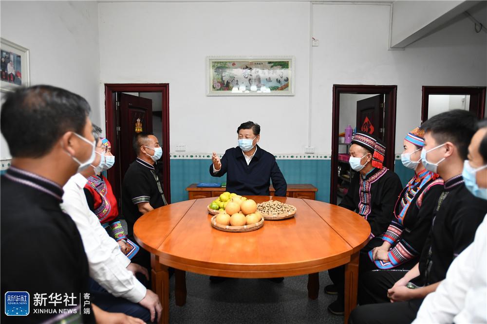 9月16日至18日，中共中央总书记、国家主席、中央军委主席习近平在湖南考察。这是16日下午，在郴州市汝城县文明瑶族乡沙洲瑶族村，习近平同村民朱小红一家拉家常。新华社记者 谢环驰 摄