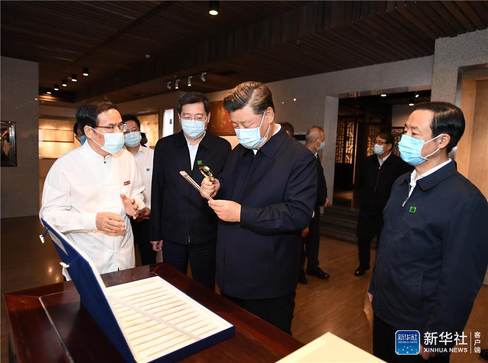 9月16日至18日，中共中央总书记、国家主席、中央军委主席习近平在湖南考察。这是17日下午，习近平在湖南大学岳麓书院考察调研，了解人才培养、文化传承等情况。新华社记者 谢环驰 摄