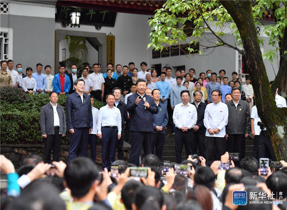 9月16日至18日，中共中央总书记、国家主席、中央军委主席习近平在湖南考察。这是17日下午，习近平在湖南大学考察时，同师生们亲切交流。新华社记者 岳月伟 摄