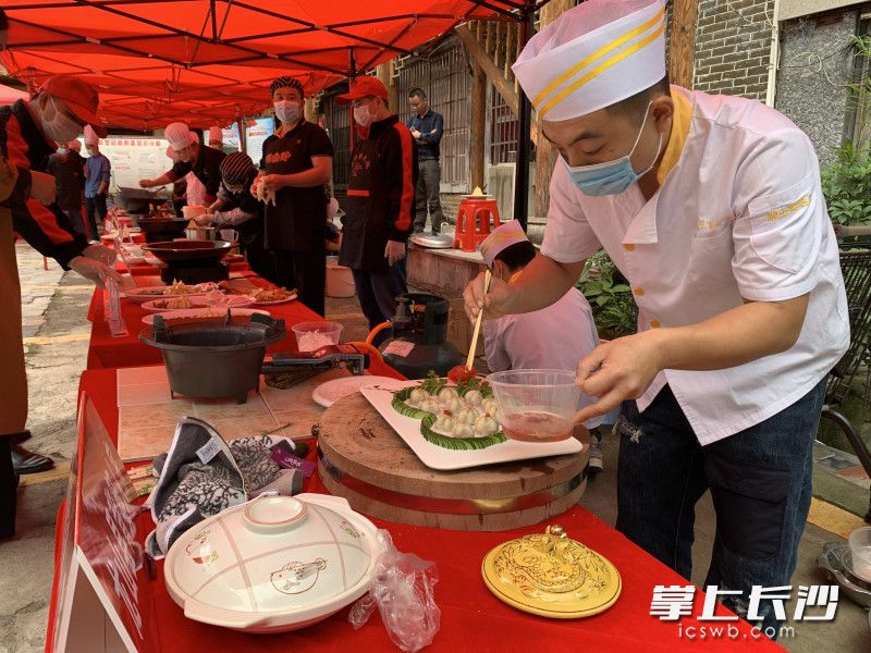 厨师们现场烹制百合宴。 照片均为长沙晚报全媒体记者 周游 摄