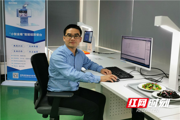 周博文与他的工作间。